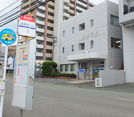 東郷駅入口バス停と東郷外科医院の写真
